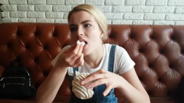 Genç kadının yediğini merenge kek