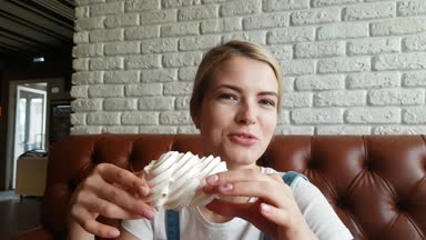 Genç kadının yediğini merenge kek