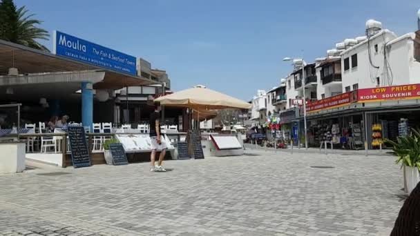 Poseidonos Ave, Pafos balık restoran menü işareti. — Stok video