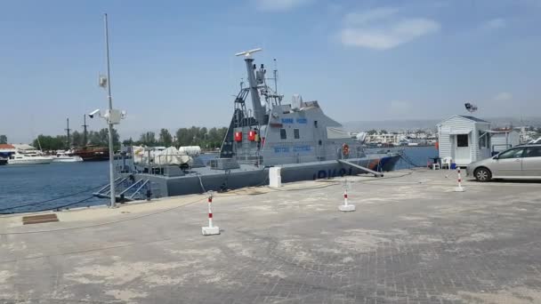 Barco da Polícia atracado no porto — Vídeo de Stock