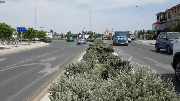 Tráfico en la avenida Agion Anargion — Vídeos de Stock