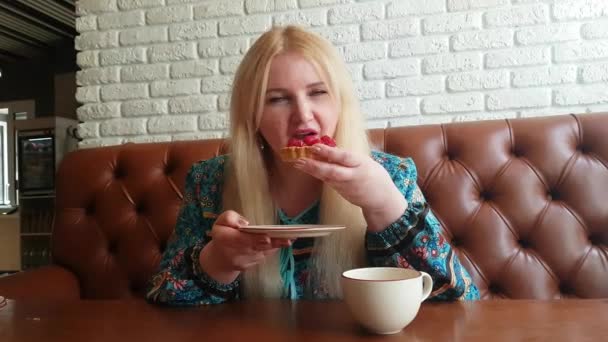 Ευτυχισμένος συν μέγεθος γυναίκα στην καφετέρια — Αρχείο Βίντεο