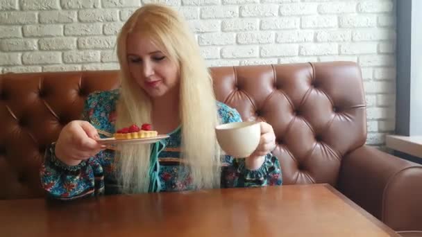 Gelukkig plus size vrouw in café — Stockvideo