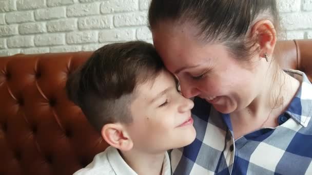 Mãe e filho felizes — Vídeo de Stock