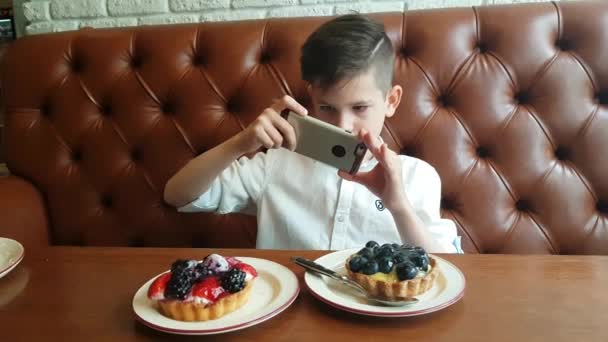 Young kid making food photo — Stock Video