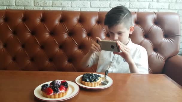 Jovem fazendo foto de comida — Vídeo de Stock