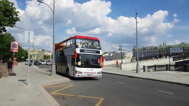 Autobús Hop-on hop-off — Vídeo de stock