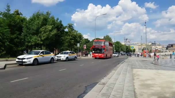 Autobús Hop-on hop-off — Vídeo de stock