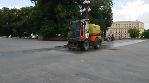 Balayeuse de route, voiture de nettoyage moderne spéciale et aspirateur ordures — Video