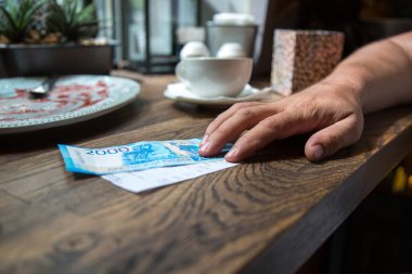 Yeni 2000 ruble banknot Cafe