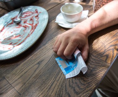 Yeni 2000 ruble banknot Cafe