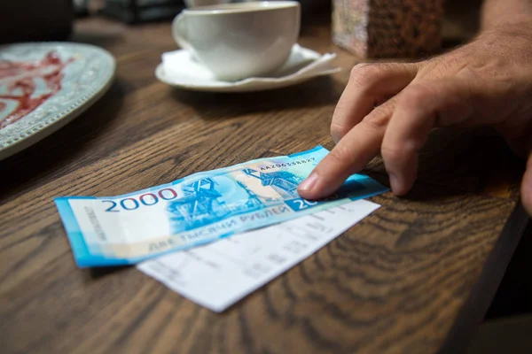 Nová bankovka 2000 rublů v kavárně — Stock fotografie