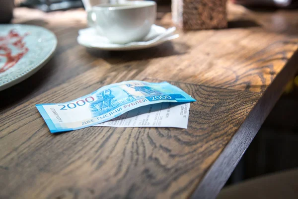 Neue 2000-Rubel-Banknote im Café — Stockfoto