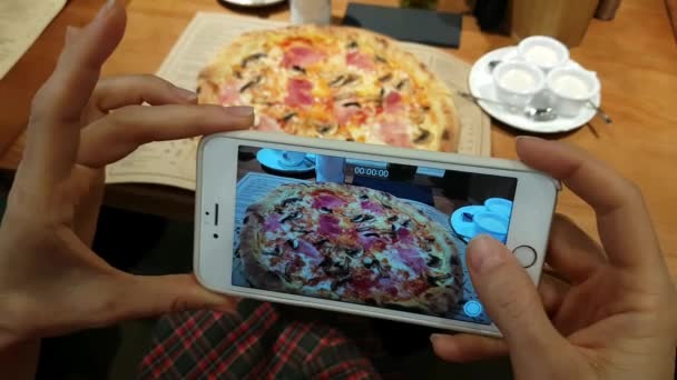 Фотография пиццы с помощью камеры смартфона — стоковое видео