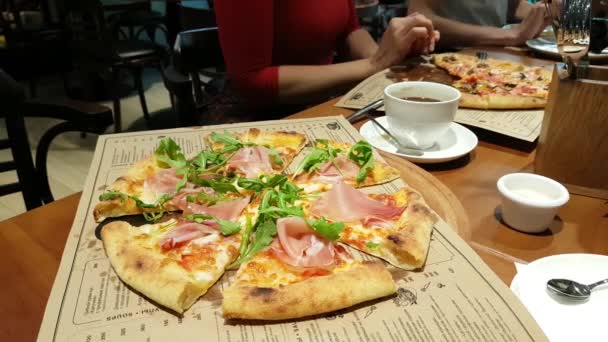 Grande pizza com pessoas no fundo . — Vídeo de Stock