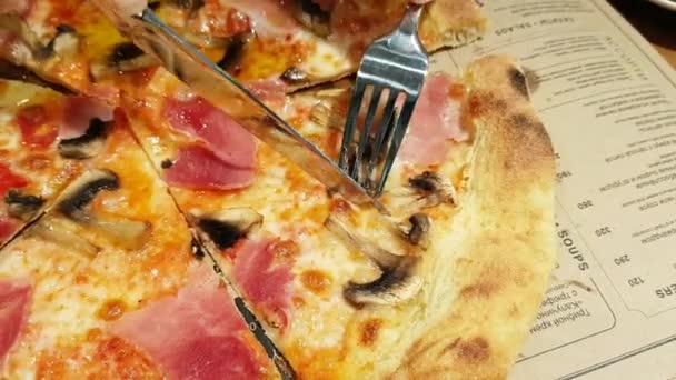 Pizza sendo cortada — Vídeo de Stock