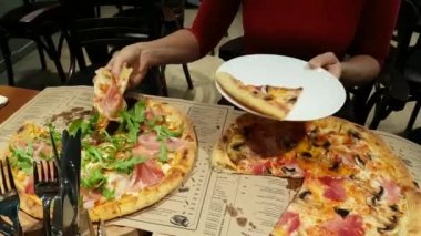 El bir dilim Pizza bir tabağa kesti.