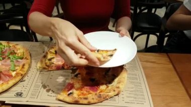 El bir dilim Pizza bir tabağa kesti.