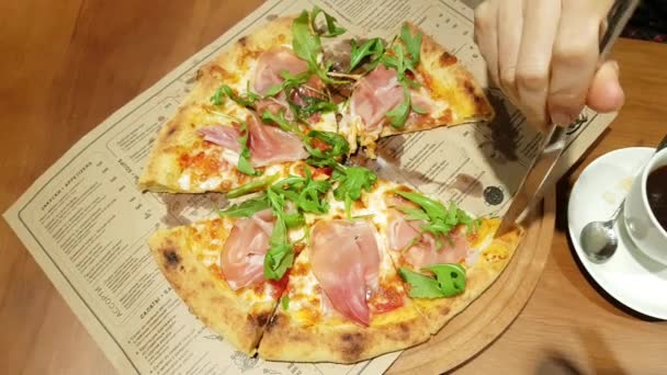 Femmina mano tagliare una fetta di pizza su un piatto — Video Stock