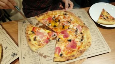 El bir dilim Pizza bir tabağa kesti.