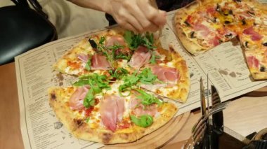 El bir dilim Pizza bir tabağa kesti.