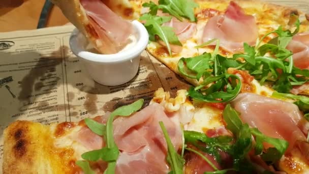 Erkek elini tut dilim, Pizza üzerinde A tabak — Stok video
