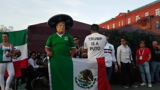 Divertimenti messicani in una t-shirt anti Trump — Video Stock