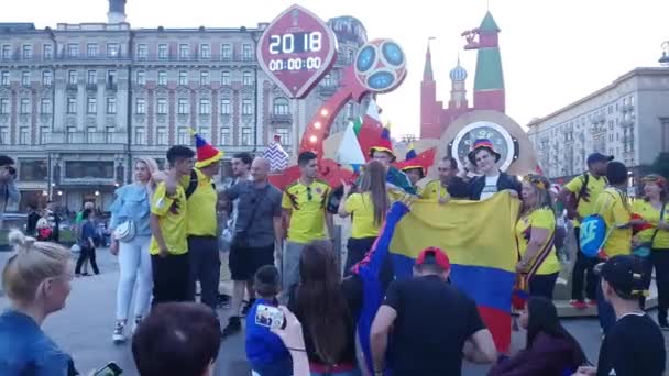 Funs colombianos com sinal na camiseta — Vídeo de Stock