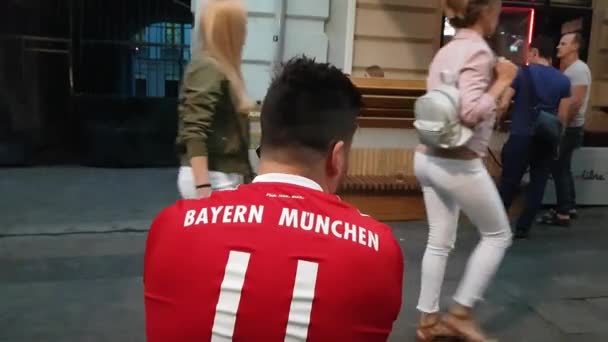 Man in Bayern Munchen t-shirt team — Stockvideo