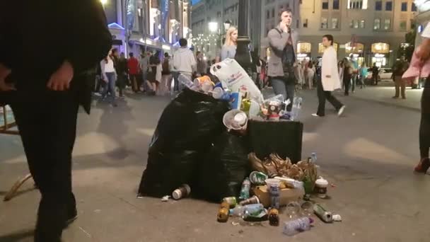 Müll auf der Straße — Stockvideo