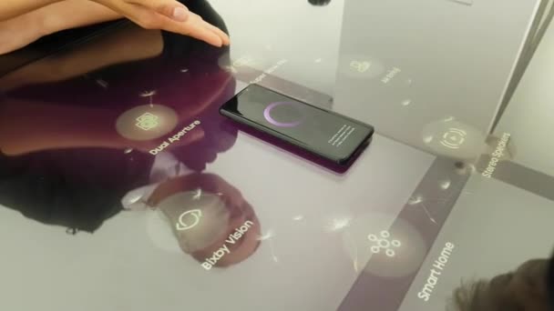 Центр управления Samsung в современном интерактивном пространстве Galaxy S9 Studio — стоковое видео