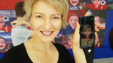 Modern emoji technilogy içinde hareket eden telefon