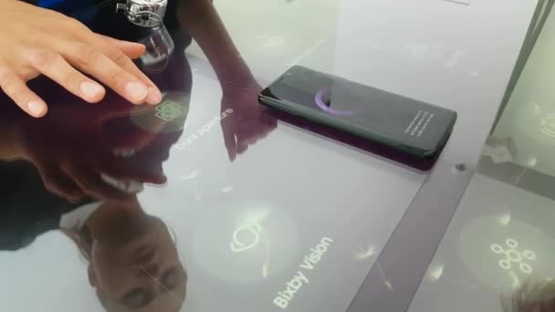 Centro de control de Samsung en el espacio interactivo moderno Galaxy S9 Studio — Vídeo de stock