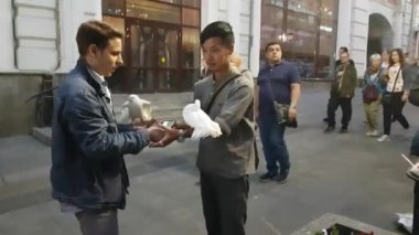 Çin'den gelen turist güvercinler ile