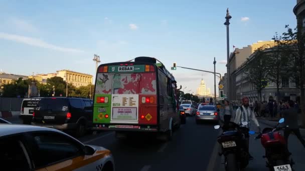 Mexikanska kul buss på Storkyrkoförsamlingens — Stockvideo