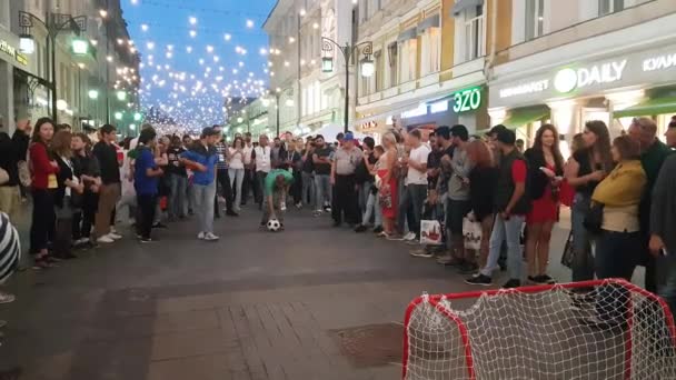 Fußballvergnügen auf der Straße — Stockvideo