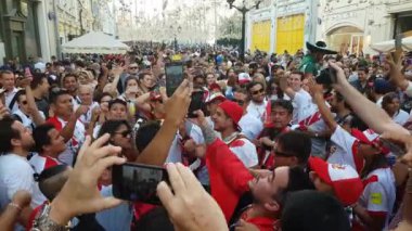 16 Jun 2018, Moskova, Rusya: Peru eğlenceler sokakta fan sahip. Milli Futbol Takımı insanlarda poz ve Moskova fotoğrafçı için dans giymek