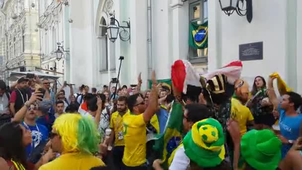 Lidé v brazilské národní fotbalový tým opotřebení — Stock video