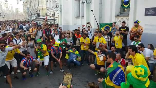 People in Brazilian national soccer team wear — Stock Video