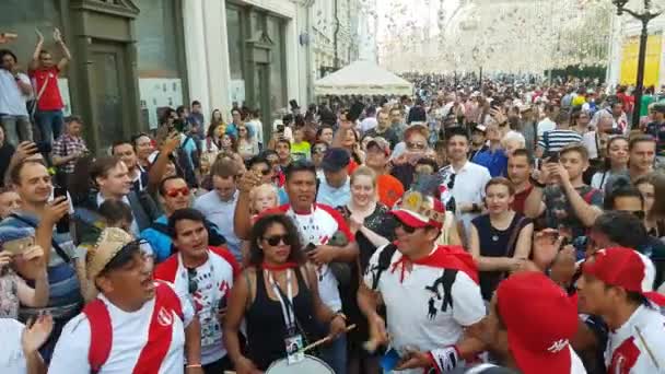 Pessoas no Peru vestem equipe nacional de futebol — Vídeo de Stock