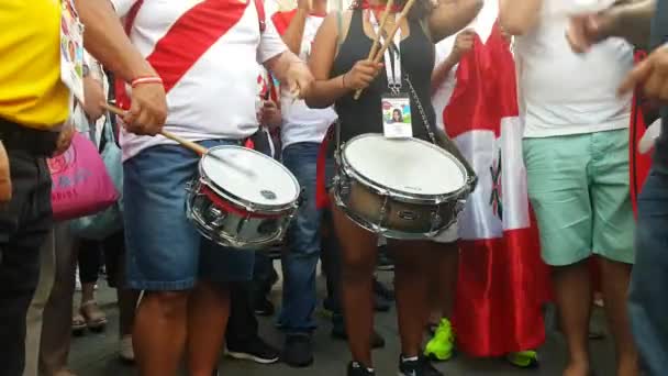 Pessoas no Peru vestem equipe nacional de futebol — Vídeo de Stock