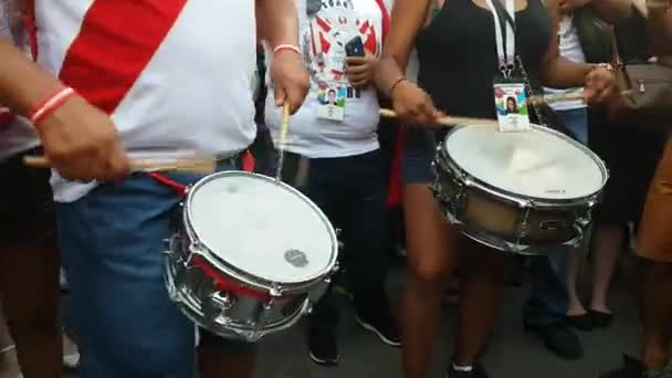 Menschen in der peruanischen Fußballnationalmannschaft tragen — Stockvideo
