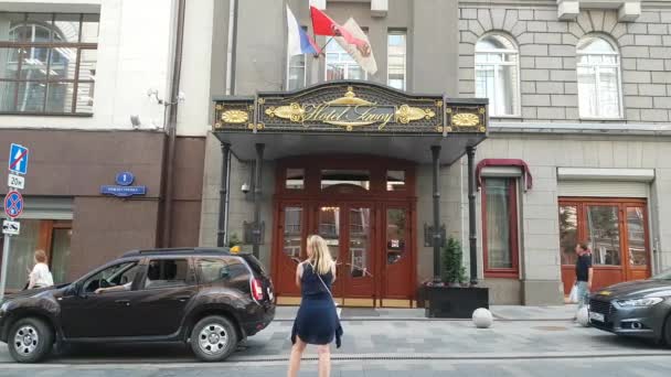Masuk ke hotel Savoy — Stok Video