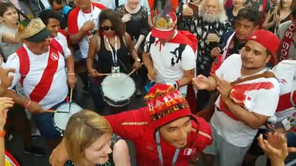 La gente en Perú ropa de la selección de fútbol nacional — Vídeo de stock
