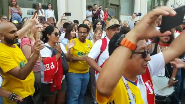 La gente en Perú ropa de la selección de fútbol nacional — Vídeos de Stock