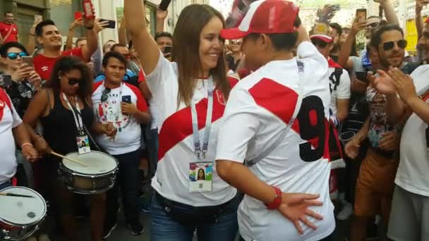 La gente en Perú ropa de la selección de fútbol nacional — Vídeos de Stock