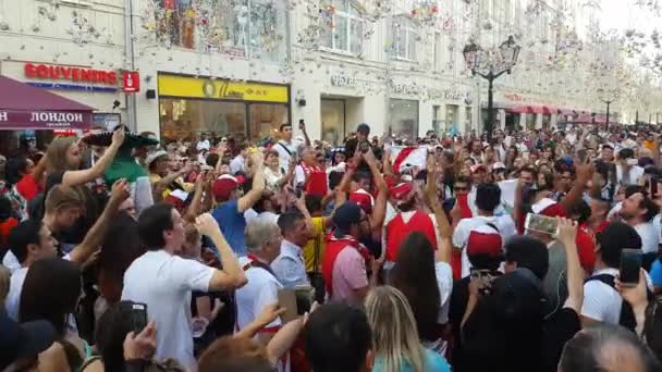 Pessoas no Peru vestem equipe nacional de futebol — Vídeo de Stock