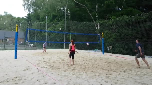 Gente en la cancha de voleibol playa — Vídeo de stock