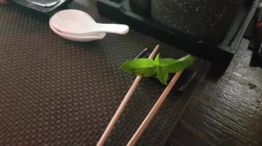 Masanın üzerine nane yaprağı