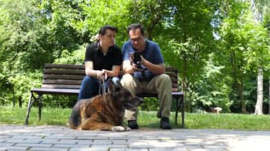 Baba, kızı ve parkta köpek